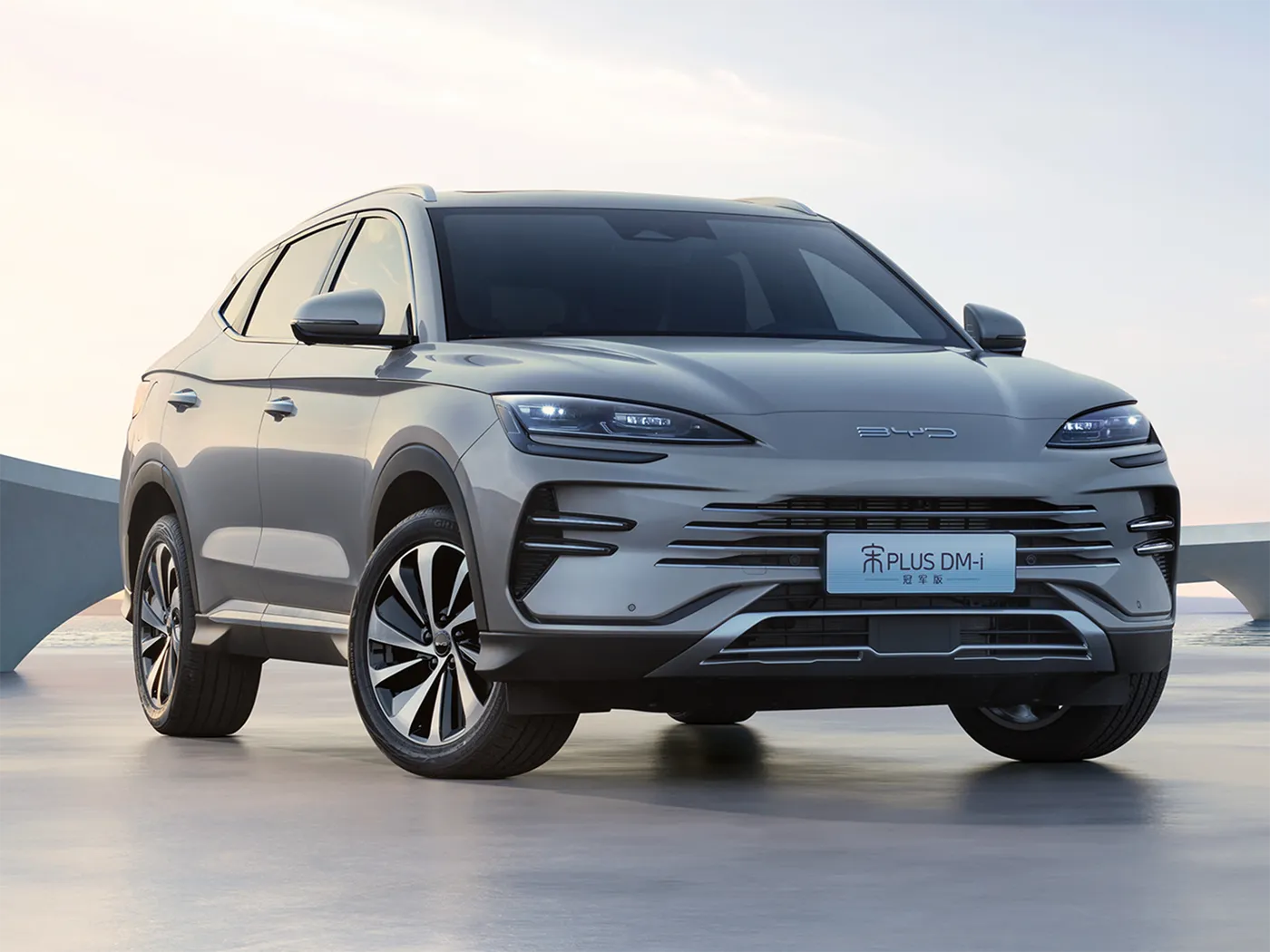 BYD Song Plus SUV худкори AWD бо камераи паси курсиҳои чармии гибридии сӯзишвории рули чап