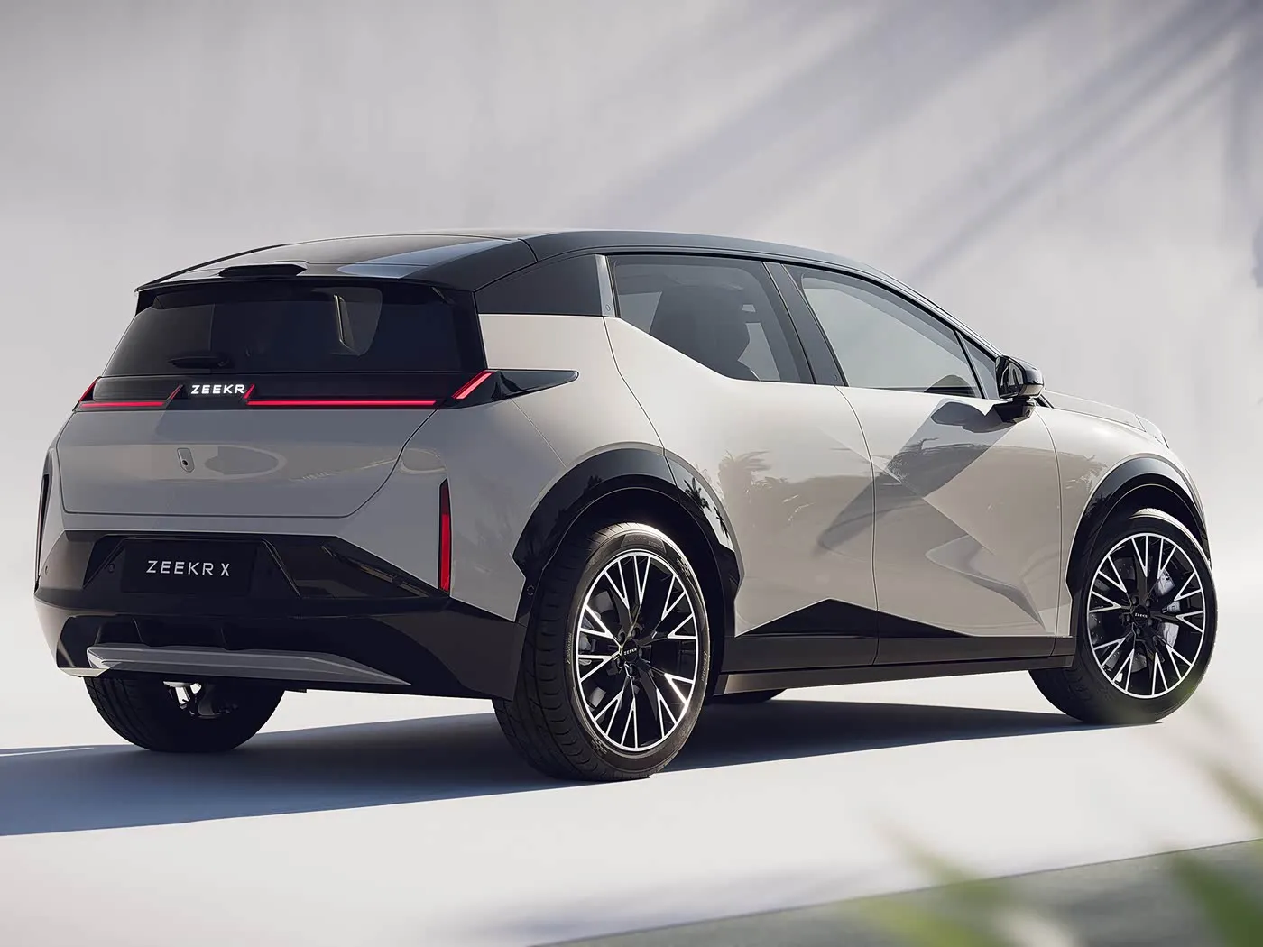 Беҳтарин арзиши SUV барои пул Zeekr X Мошини нави энергетикӣ бо суръати 190 км/соат иҷрои бисёрҷониба дар буҷет