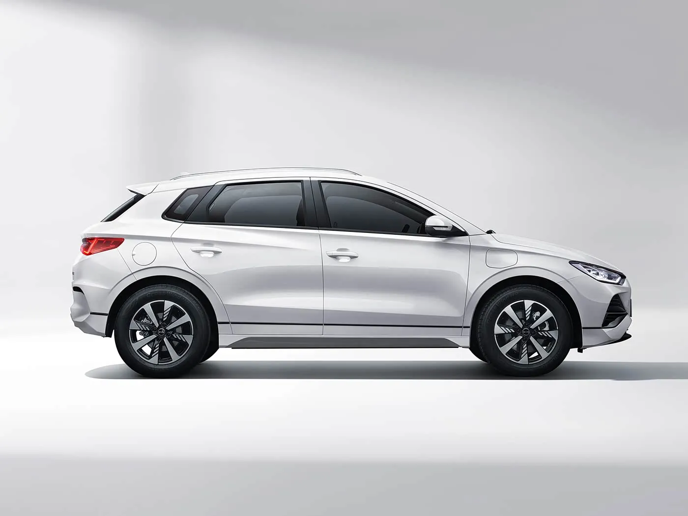 BYD E2 Luxury Electric EV Sedan SUV Hatchback Мошини рули чап бо муҳаррики батареяи литийӣ Мошини нави энергетикии Чин