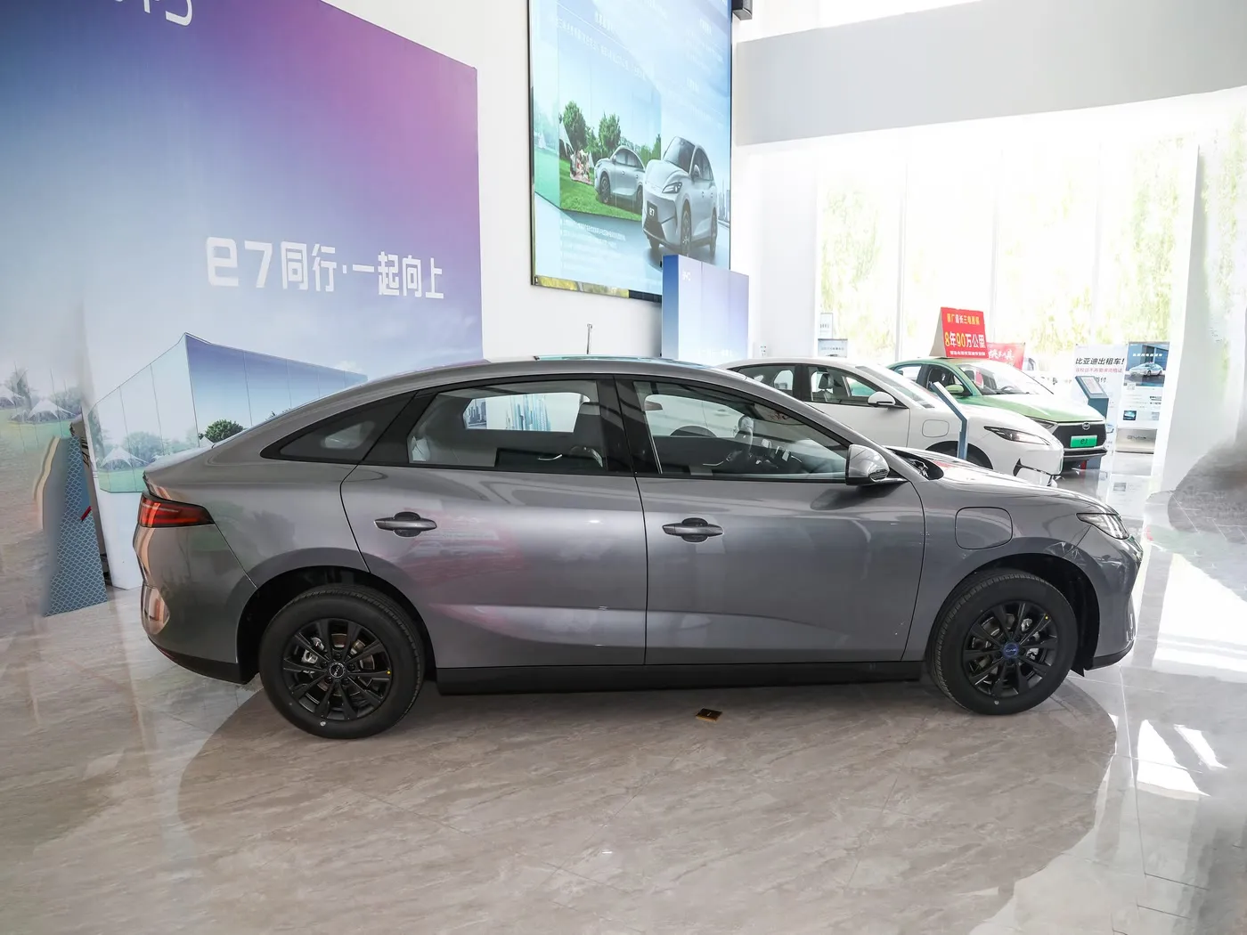 Модели нав аз ҷониби E7 EV MO ER MOW 150 км / соат