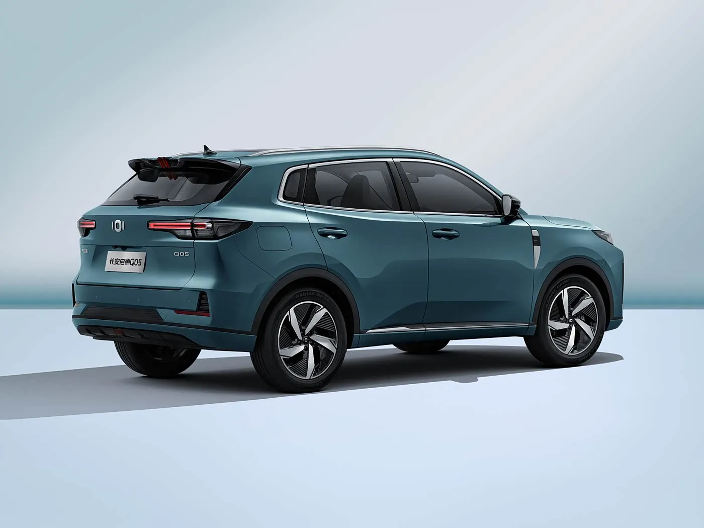Changan NEVO Q05 гибридии электрикии SUV қуттии худкори 5-дари 5-курсии чармии дохилии чап аз чап