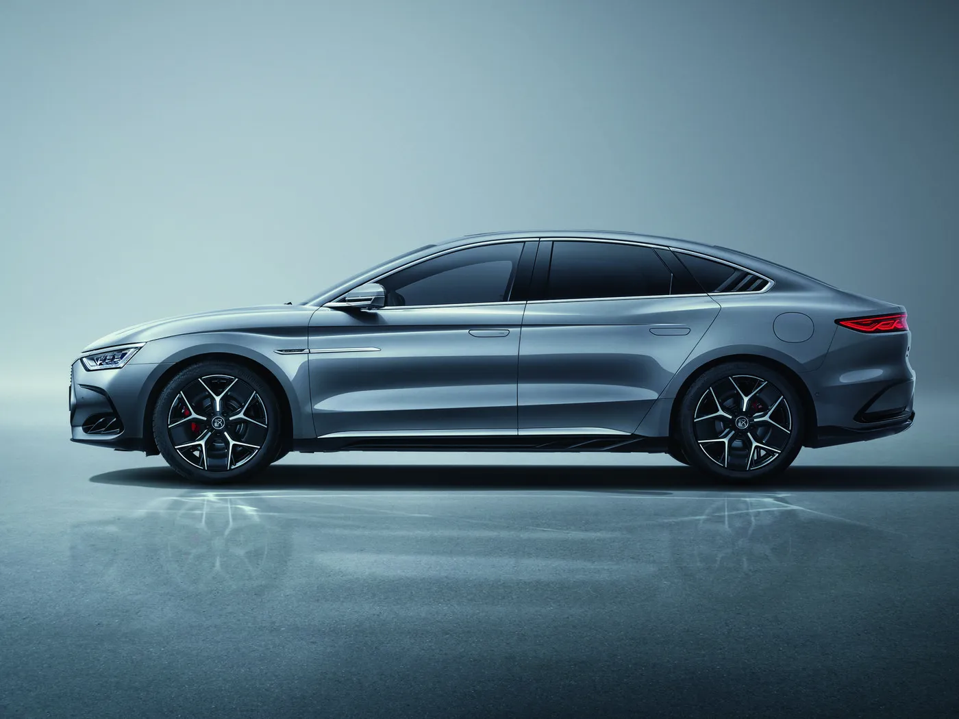 Byd han ev / dm-i истеҳсоли боҳашамат бо қудрати дугона ва канораҳои нав